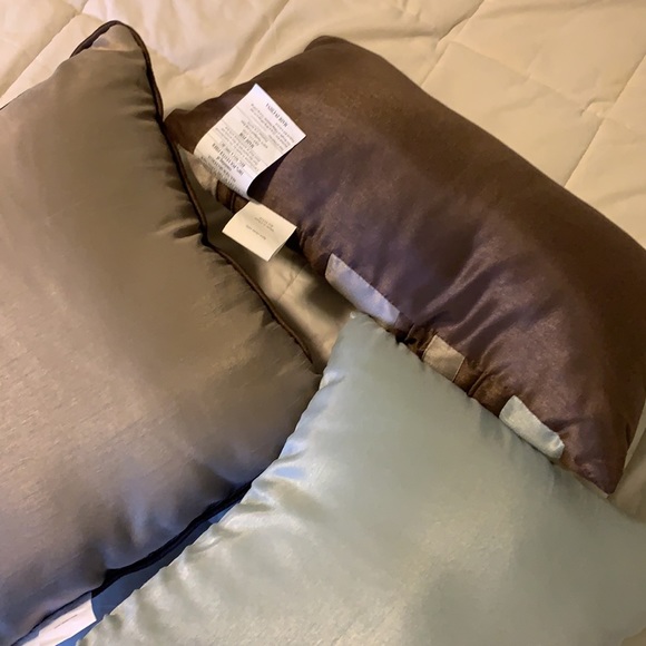 Decorative pillows - Picture 8 of 10